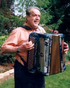 Claude Barbottin jouant sur le dernier accord&eacute;on ayant appartenu &agrave; Emile Prud'Homme